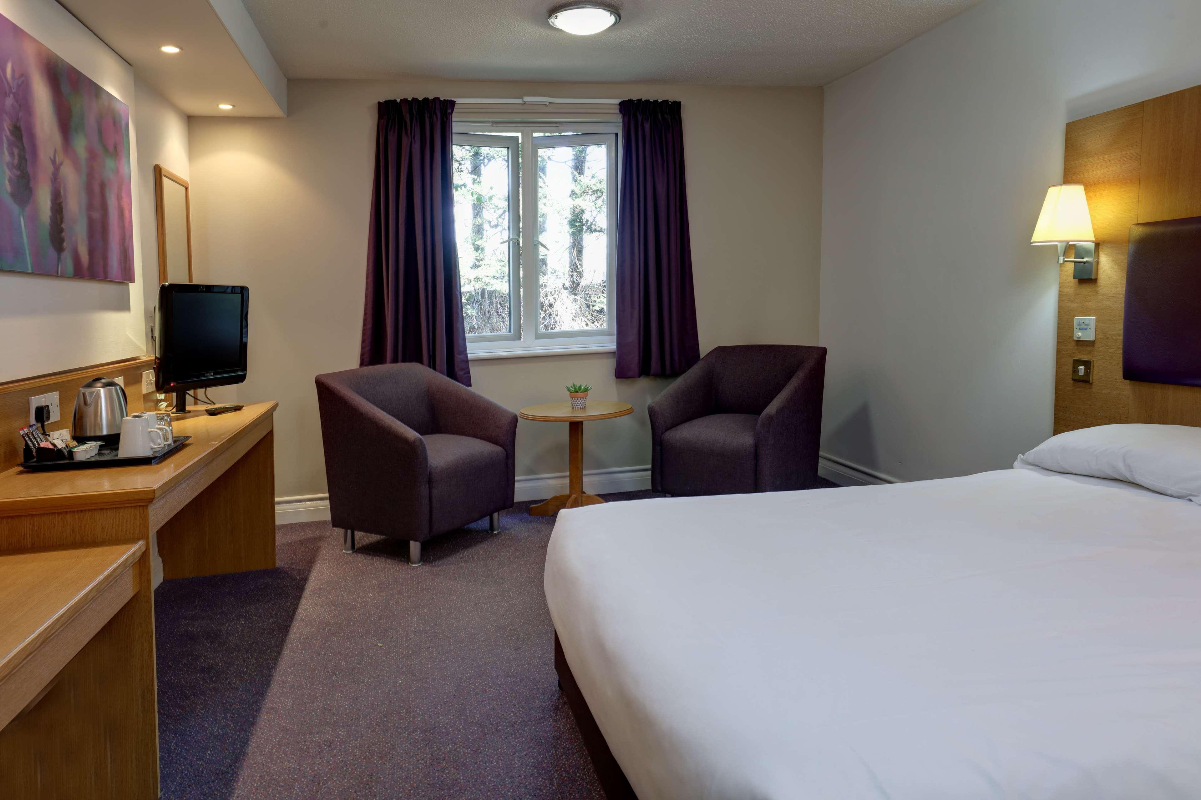 Premier Inn Epsom North Exterior foto